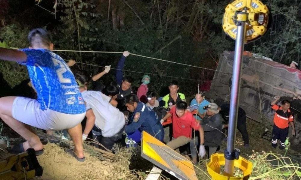 Ταϊλάνδη: Τουριστικό λεωφορείο βγήκε εκτός πορείας και ανετράπη